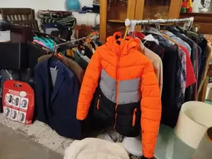 Bernadetas Trödel Halle in Kleve Bedburg Hau - Kleidung Jacken Hemden Blusen und mehr