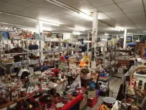 Bernadetas Trödel Halle in Kleve Bedburg Hau - Wohn Accessoires Haushaltswaren Antiquitäten und vieles mehr