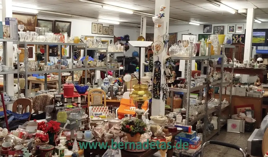 Bernadetas Trödelladen Bedburg Hau Kreis Kleve NRW - Unser Trödelmarkt in der Halle